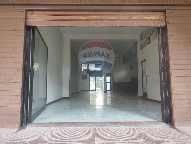 Foto Locale commerciale in Via Papa Giovanni Paolo I, Bari Poggiofranco