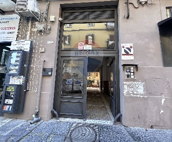 Foto Attività commerciale in Via F.Cavolino, Napoli San Carlo All'Arena