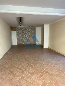 Foto Attività commerciale a Empoli di 200 m² con 4 locali in vendita