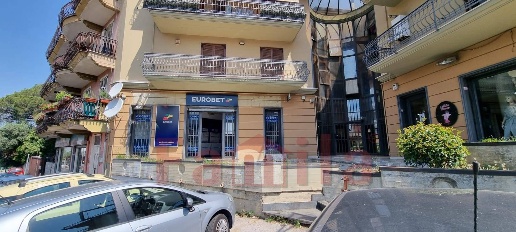 Foto Locale commerciale a Sirignano di 306 m² con 2 locali in vendita
