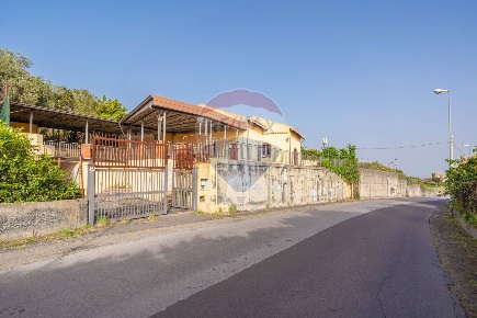Foto Locale commerciale in Via delle acque minerali, Acireale di 116 m²