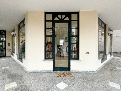 Foto Negozio in viale milano, Gallarate Madonna in Campagna di 300 m²