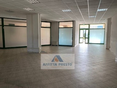 Foto Attività commerciale a Empoli di 230 m² con 3 locali in affitto