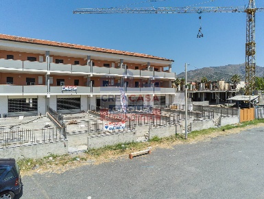 Foto Locale commerciale in Via Dionisio, Giardini-Naxos Centro di 105 m²