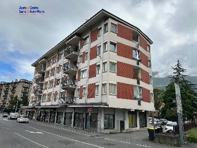 Foto Magazzino in Via Saint Martin de Corléans, Aosta Centro di 67 m²