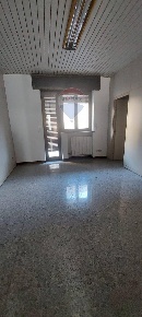 Foto Ufficio in Via Principe Amedeo, Taranto Borgo di 180 m² con 6 locali