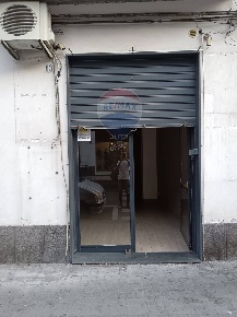 Foto Locale commerciale in Via Emanuele Bellia, Paternò di 30 m² in affitto