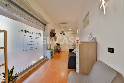 Foto Negozio in Sant'Antonio, Ronco Briantino di 80 m² con 4 locali