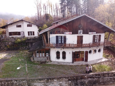 Foto Hotel a Monchio delle Corti Centro di 1028 m² con 42 locali in vendita