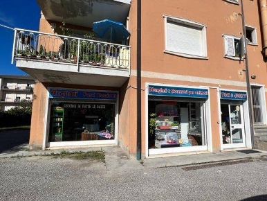 Foto Locale commerciale in VIA ROMA, Merone Centro di 120 m² con 2 locali