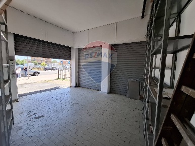 Foto Locale commerciale in Via Andrea Doria, Tarquinia di 32 m² in vendita