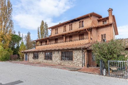 Foto Attività commerciale in Strada Statale 71, Città della Pieve di 800 m²