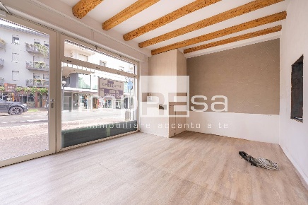 Foto Negozio in via Bertolini, Montebelluna Centro di 70 m² con 4 locali