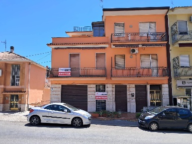Foto Locale commerciale in via america latina, Frosinone di 200 m²
