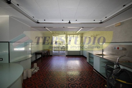 Foto Negozio in Via Lega Lombarda, Pontida Centro di 70 m² con 1 locali