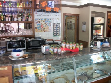Foto Negozio in Via Carlo Citerni, Roma Garbatella di 80 m² con 2 locali
