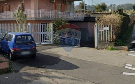 Foto Magazzino in Via Dafni, Aci Catena Centro di 97 m² in vendita
