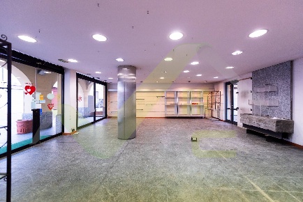 Foto Negozio in Via Magenta, Melzo di 113 m² con 1 locali in affitto