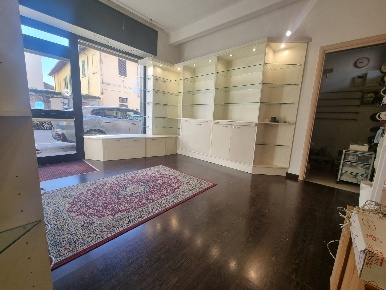 Foto Locale commerciale in VIA SERBELLONI, Gorgonzola di 25 m² con 1 locali