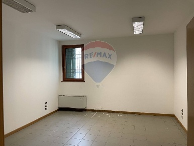 Foto Negozio in Via Cavour, Belluno Centro di 311 m² con 10 locali