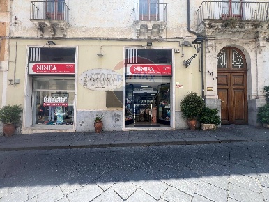 Foto Negozio in Corso Italia, Giarre Centro di 373 m² con 2 locali