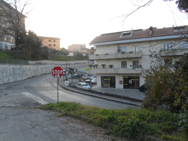 Foto Locale commerciale in Piazza Luigi Dari, Folignano Centro di 160 m²