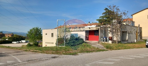 Foto Attività commerciale in Via Pò, Foligno Via Piave di 750 m² in vendita