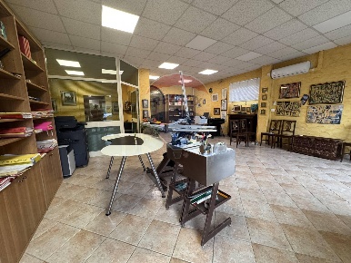 Foto Negozio in Via Mongiana, Roma Centro Giano di 105 m² con 3 locali