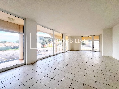 Foto Locale commerciale a Eraclea Eraclea Mare di 150 m² con 1 locali