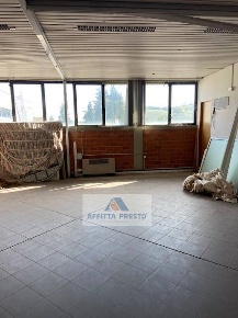 Foto Attività commerciale a Montespertoli di 800 m² con 3 locali in affitto