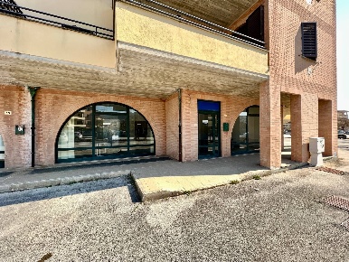 Foto Locale commerciale in VIA MARTIRI DELLE FOIBE ISTRIANE, Fabriano