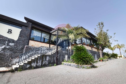 Foto Locale commerciale in Viale Jonio, Acireale di 1000 m² con 12 locali