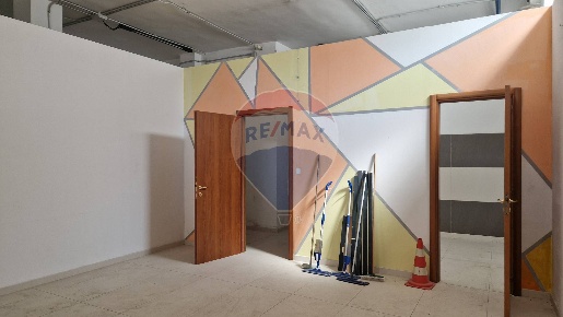 Foto Attività commerciale in Via Conte Giusso, Bari Mungivacca di 127 m²