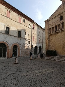 Foto Locale commerciale a Fano Passeggi - Don Gentili di 50 m² con 1 locali
