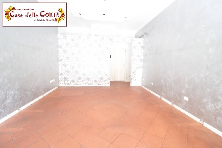 Foto Negozio in Via Cesare Cremonino, Cento Cento Paese di 30 m² in affitto