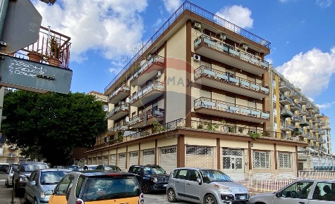 Foto Locale commerciale in Via Donato Bramante, Palermo di 517 m²