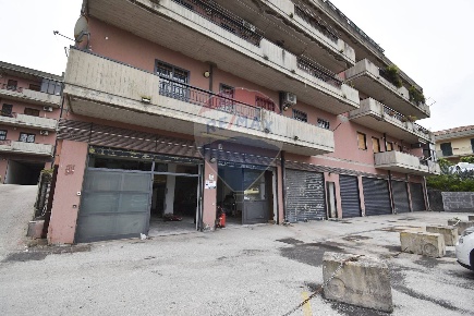Foto Attività commerciale in via Gramsci, Gravina di Catania Centro