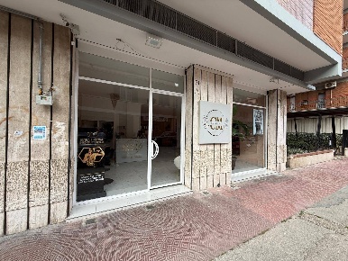 Foto Negozio in Via Ferrarecce, Caserta Ferrarecce - Università di 70 m²