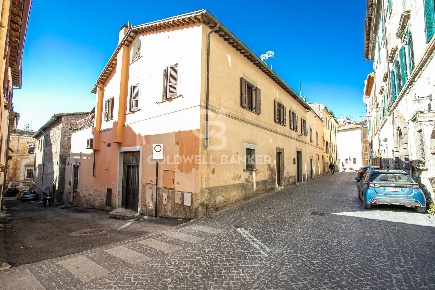 Foto Locale commerciale in Vicolo Breve, Tarquinia Centro Storico di 210 m²