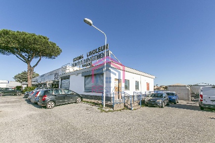 Foto Locale commerciale in Pontina Vecchia, Pomezia di 100 m² con 2 locali