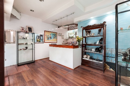 Foto Negozio in Via Giacinto Pullino, Roma Garbatella di 60 m² con 2 locali