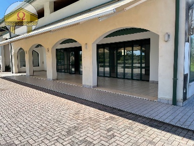 Foto Negozio a Jesolo di 165 m² con 1 locali in vendita