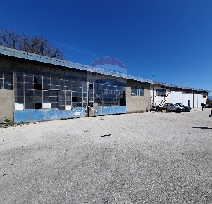 Foto Attività commerciale in Via Napoli, Avezzano Centro di 2500 m²