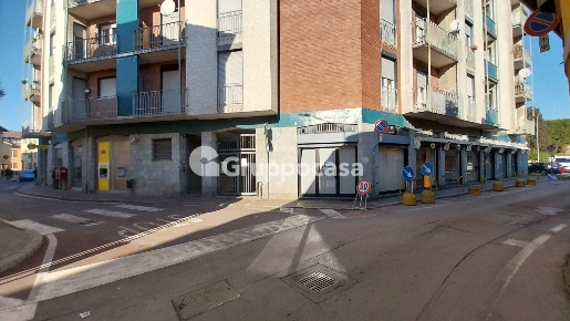Foto Locale commerciale in Via Pusterla, Magenta Centro di 100 m²