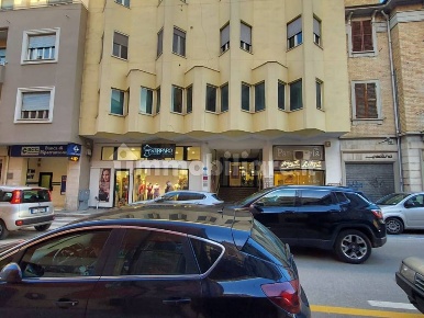 Foto Locale commerciale a San Benedetto del Tronto di 60 m² con 1 locali