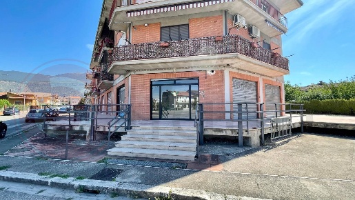 Foto Locale commerciale in Piazza Paolo VI, Aquino di 350 m² con 1 locali