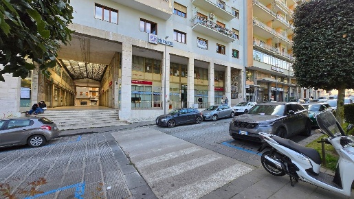 Foto Ufficio in via de renzi, Avellino Centro Storico di 510 m² in vendita