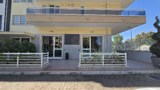 Foto Locale commerciale a San Nicola la Strada di 95 m² con 1 locali