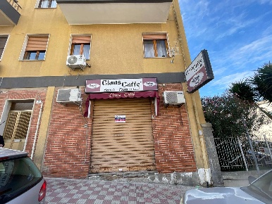 Foto Locale commerciale in Via Buggerru, Cagliari Is Mirrionis di 90 m²