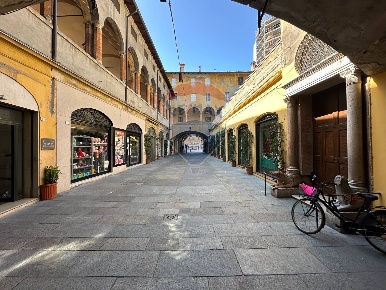 Foto Negozio in Via Broletto, Reggio nell'Emilia Centro Storico di 35 m²
